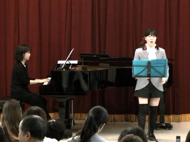 ホール発表:独唱「仮面舞踏会」ほか 1部2年有志