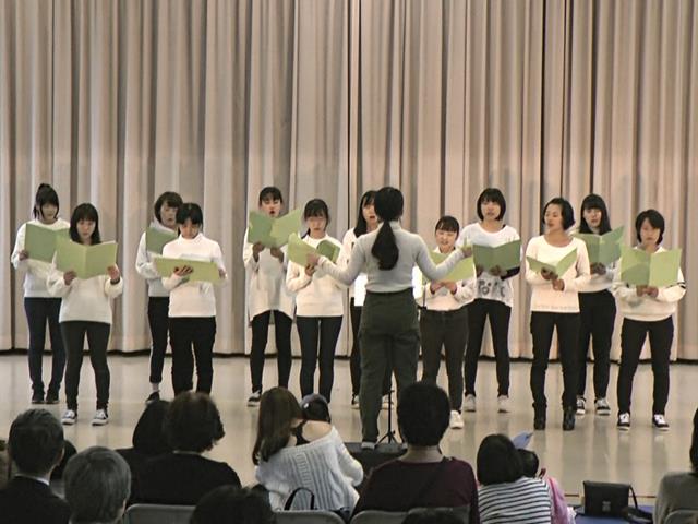 ホール発表:合唱「さんぽ」「にじ」 2部1年