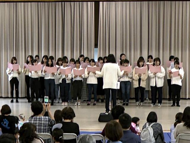 ホール発表:合唱「にじ」「おもいでのアルバム」 1部1年A組